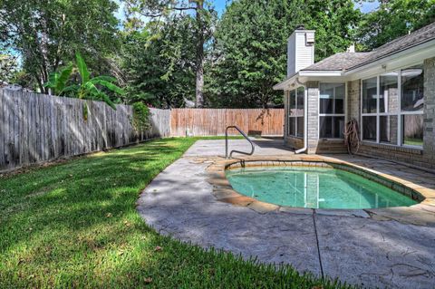 Photo of 15 White Bark Pl, The Woodlands, TX 77381 (MLS # 46740335)