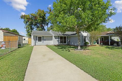 Photo of 3709 Washington Street, Pasadena, TX 77503 (MLS # 91946386)