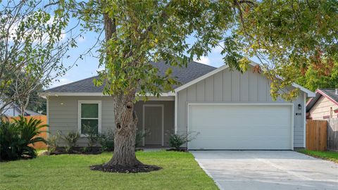 Photo of 1617 14th Avenue N, Texas City, TX 77590 (MLS # 85429501)