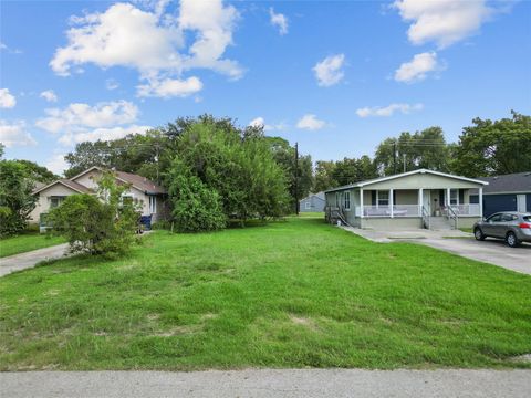 Photo of 2204 2nd Avenue N, Texas City, TX 77590 (MLS # 23502245)