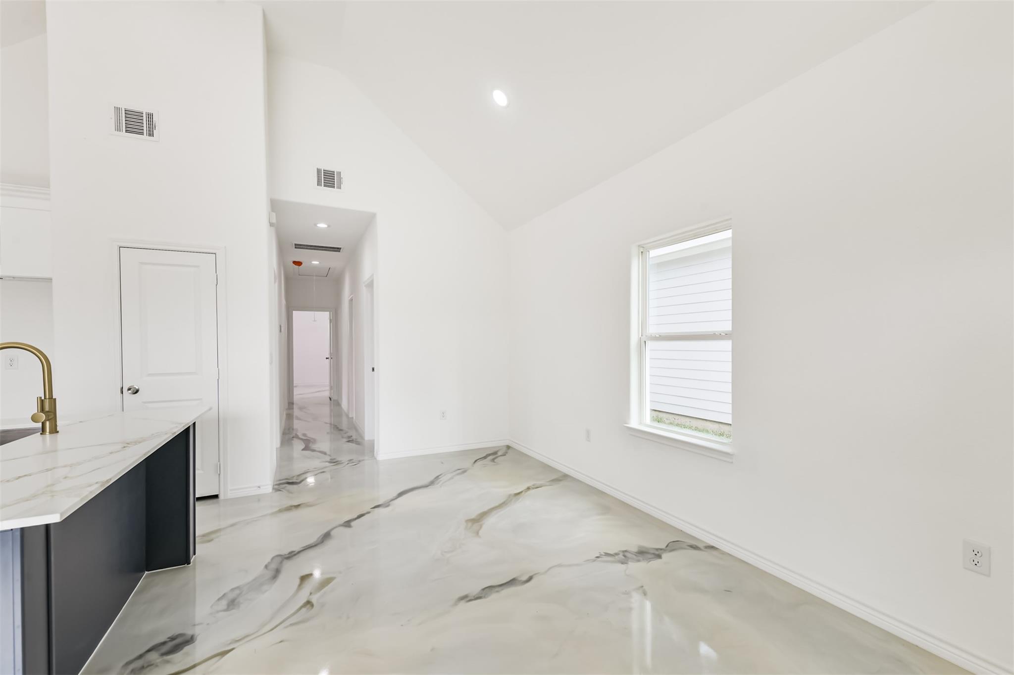 16922 W Forrestal