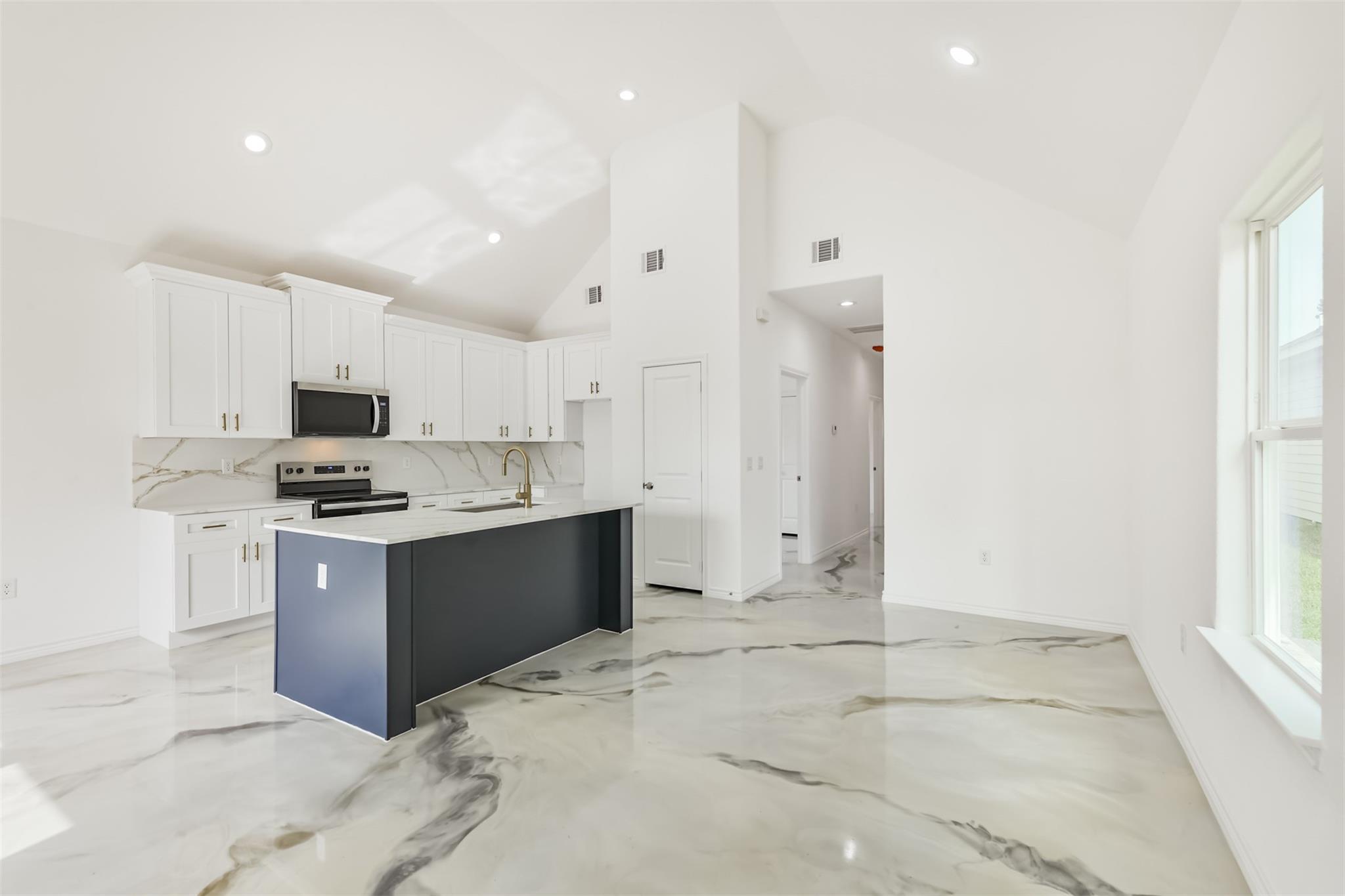 16922 W Forrestal