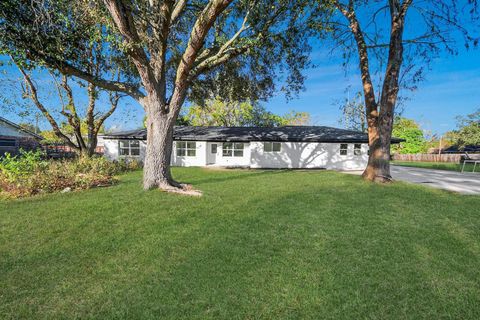 Photo of 1138 Nancy Street, Pearland, TX 77581 (MLS # 82462892)