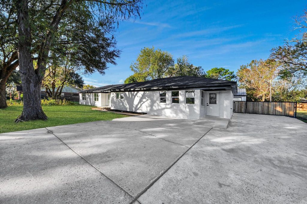 Photo of 1138 Nancy Street, Pearland, TX 77581 (MLS # 82462892)