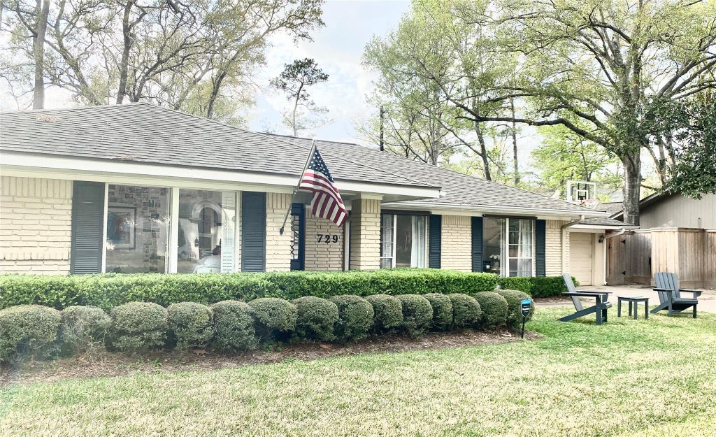 Photo of 729 Camelot Ln, Hunters Creek Village, TX 77024 (MLS # 95701744)