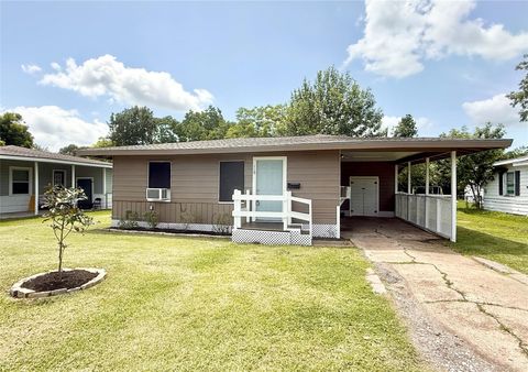 Photo of 119 Oak Drive, Lake Jackson, TX 77566 (MLS # 67706873)