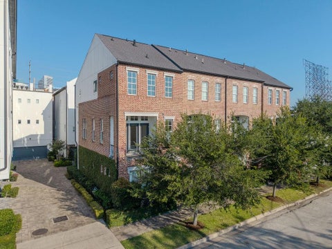 Townhouse For Rent - 1030 Live Oak Street<br/> Harris County, Houston, TX 77003