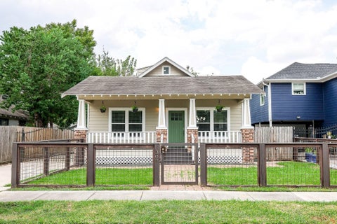 Photo of 1307 Walton Street, Houston, TX 77009 (MLS # 60205368)