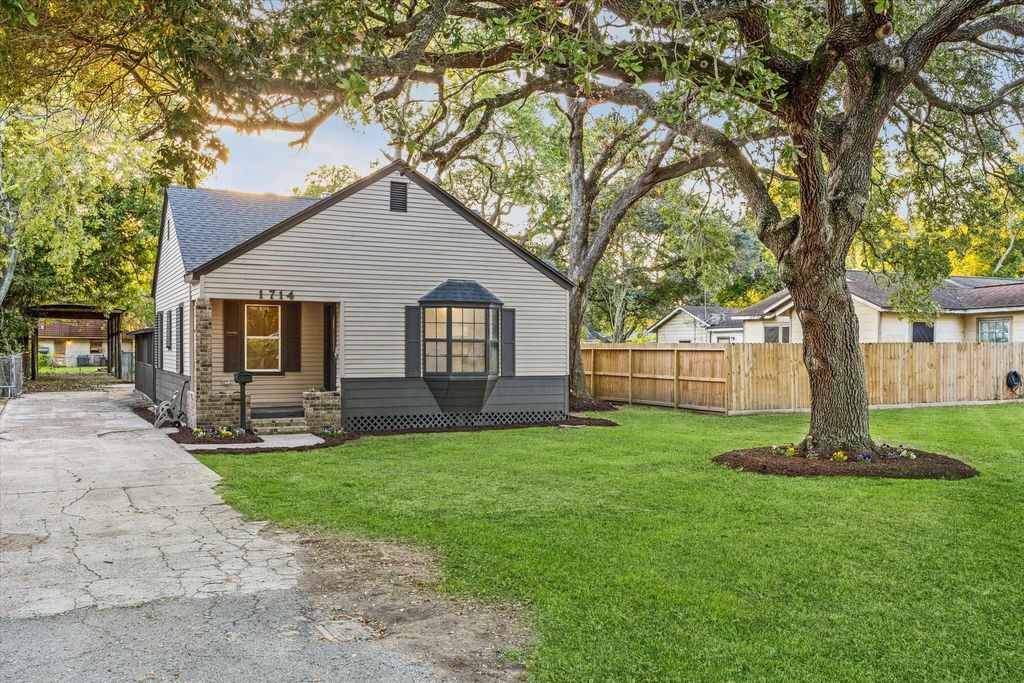 Photo of 1714 Hawthorne Street, La Marque, TX 77568 (MLS # 59137171)