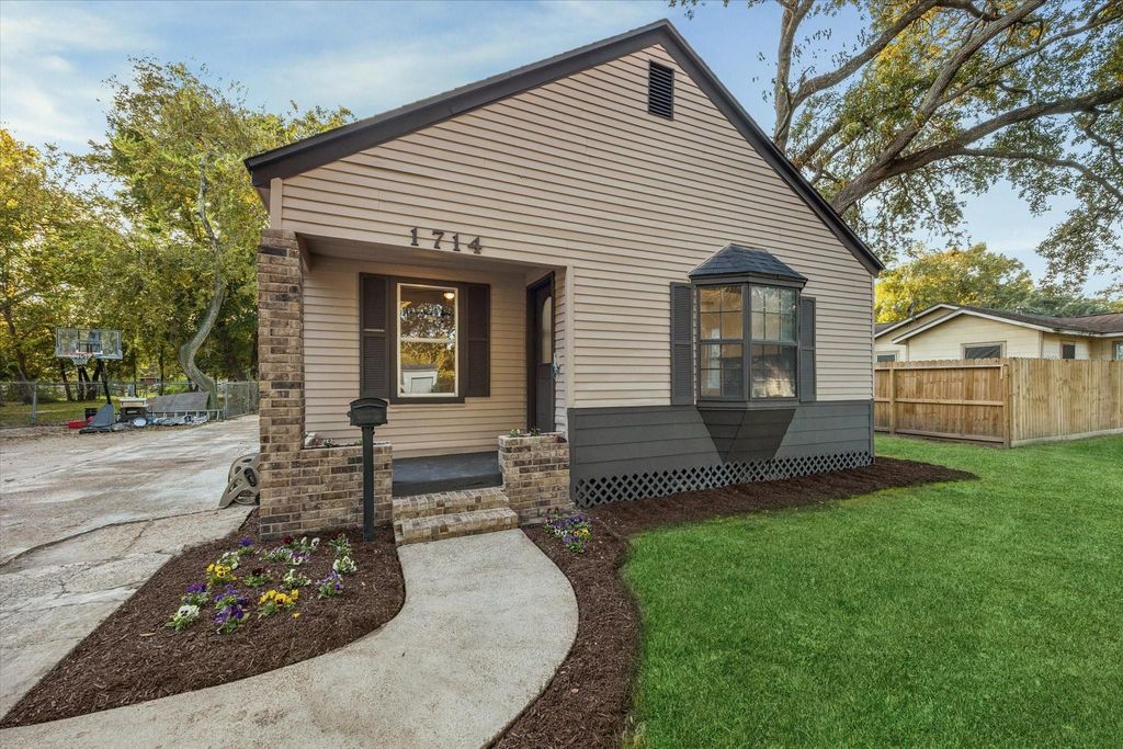 Photo of 1714 Hawthorne Street, La Marque, TX 77568 (MLS # 59137171)