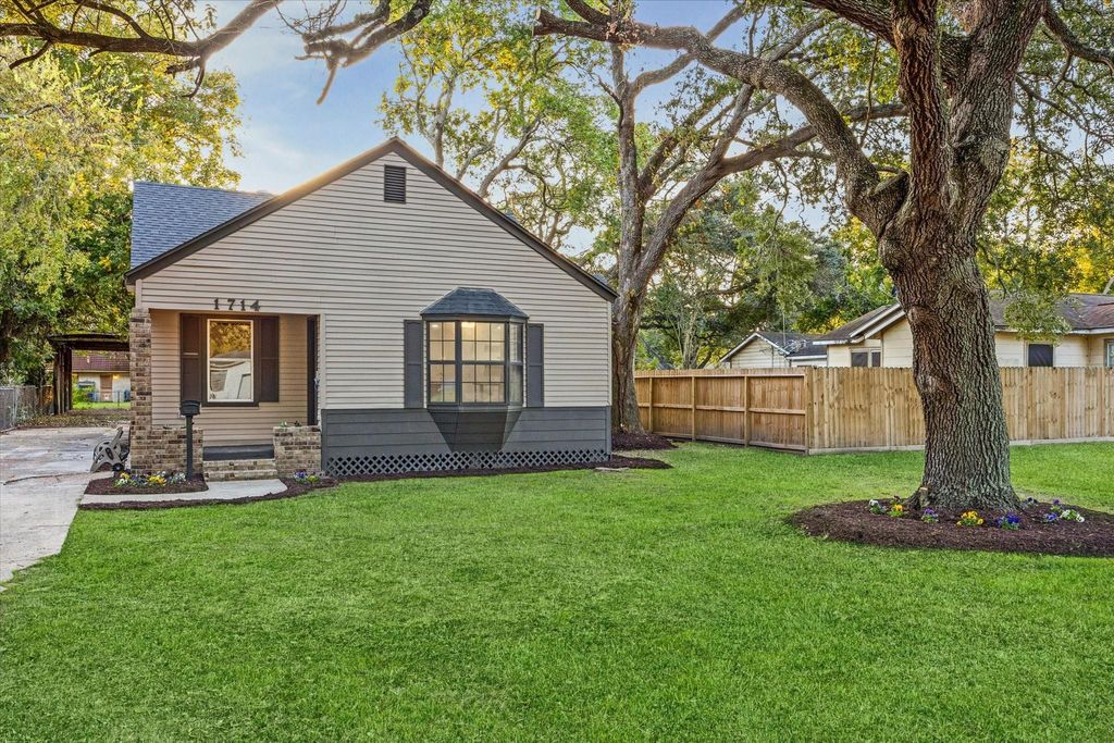 Photo of 1714 Hawthorne Street, La Marque, TX 77568 (MLS # 59137171)