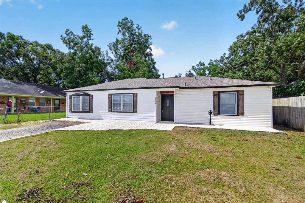 Photo of 1308 W Dumble Street, Alvin, TX 77511 (MLS # 91299796)