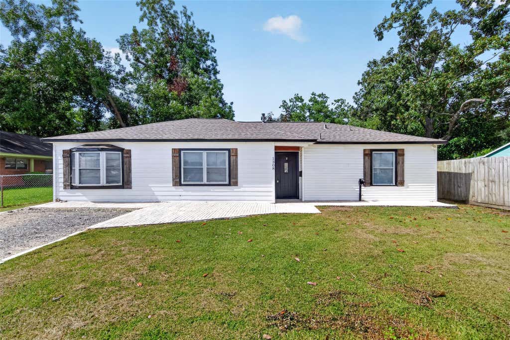 Photo of 1308 W Dumble Street, Alvin, TX 77511 (MLS # 91299796)