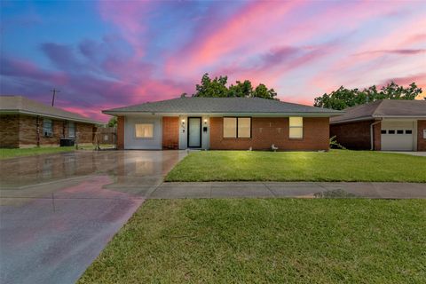 Photo of 935 Creager Street, Houston, TX 77034 (MLS # 82811252)