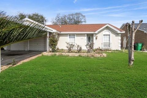 Homes For Sale - 614 Meadowglen Drive<br/> Baytown, TX 77521