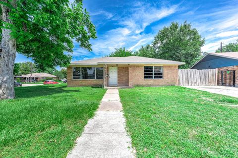 Photo of 122 W Riverwood Drive, Houston, TX 77076 (MLS # 14457122)