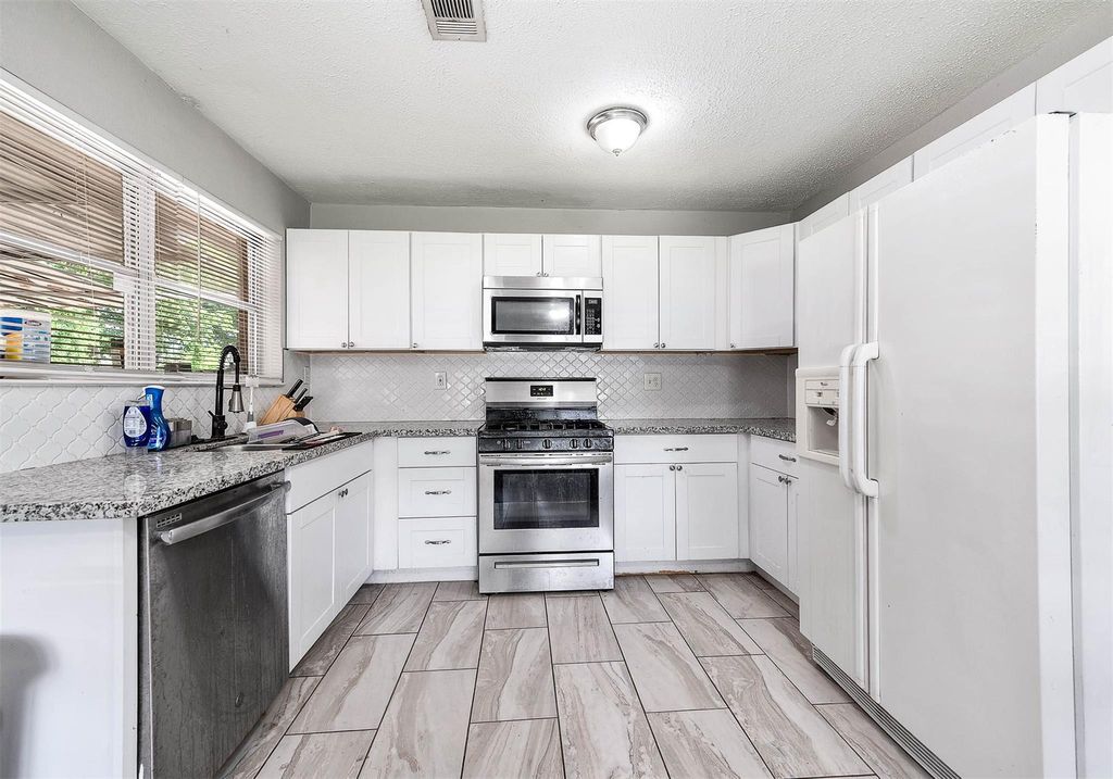 Photo of 122 W Riverwood Drive, Houston, TX 77076 (MLS # 14457122)