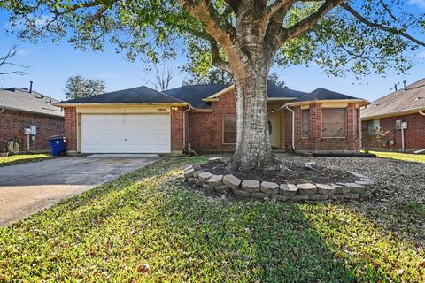 Photo of 2914 Overland Trail, Dickinson, TX 77539 (MLS # 21693339)