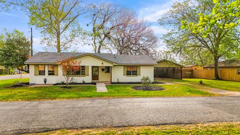 Homes For Sale - 703 Austin Street<br/> Columbus, TX 78934