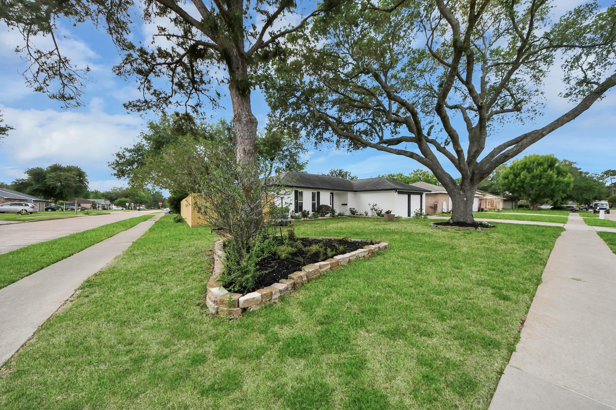 16222 Forest Bend Avenue