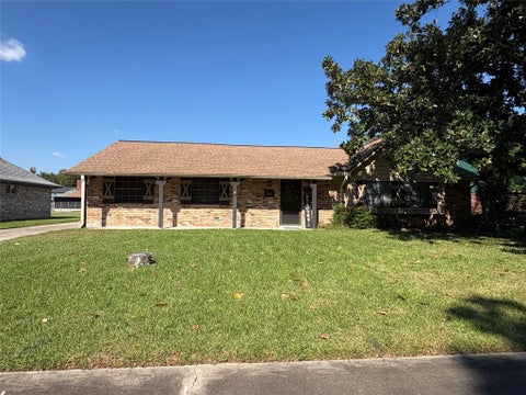 Photo of 124 Tamarisk Trail, Lake Jackson, TX 77566 (MLS # 43305135)
