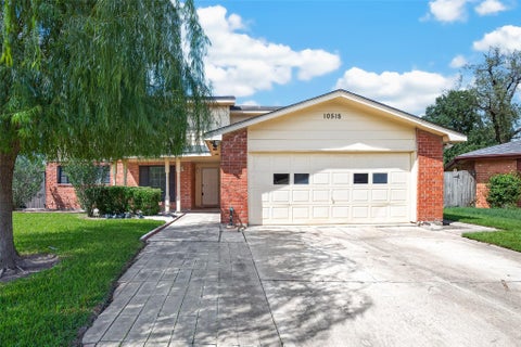 Photo of 10518 Quail Ridge Lane, Sugar Land, TX 77498 (MLS # 21139108)