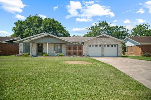 Photo of 519 Travis Street, Port Lavaca, TX 77979 (MLS # 14242793)