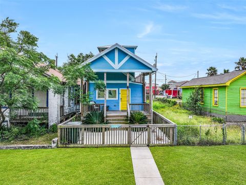 Photo of 2909 Ave R, Galveston, TX 77550 (MLS # 24936422)