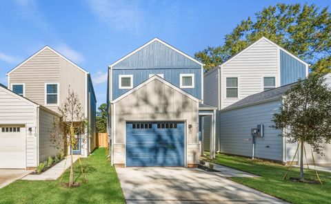 Photo of 708 W Dallas Street, Conroe, TX 77301 (MLS # 94246738)