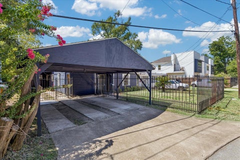 Photo of 96 Burress Street, Houston, TX 77022 (MLS # 4541943)