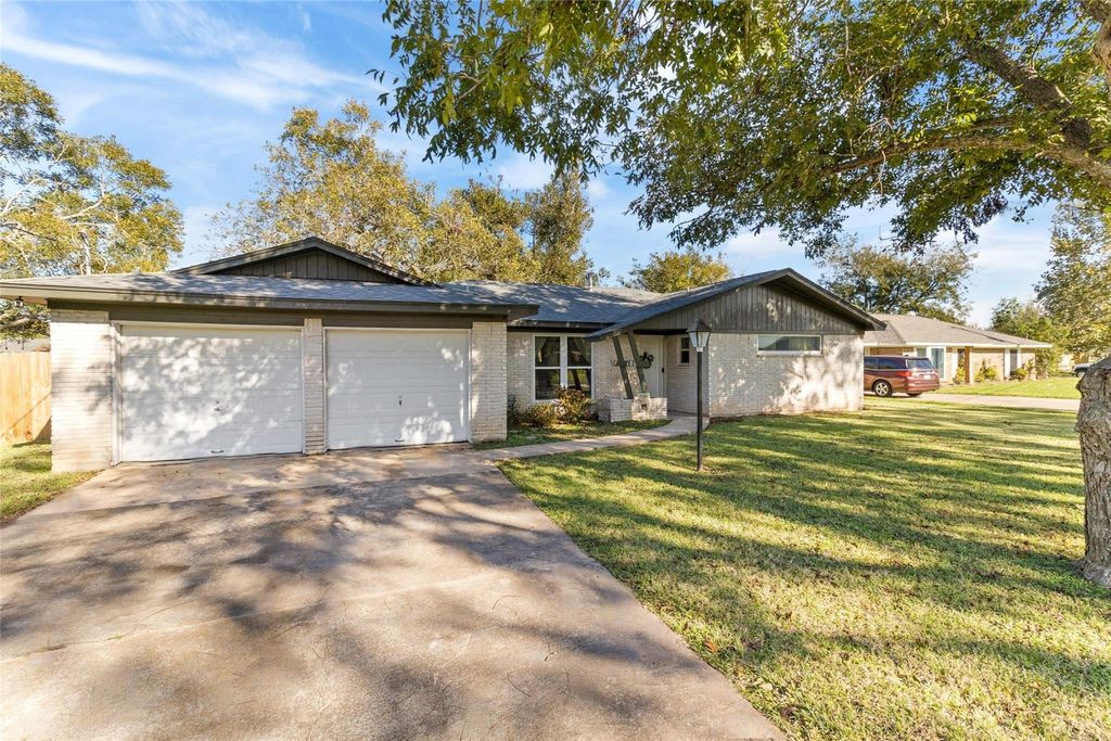 Photo of 106 Southern Oaks Drive, Lake Jackson, TX 77566 (MLS # 32670334)