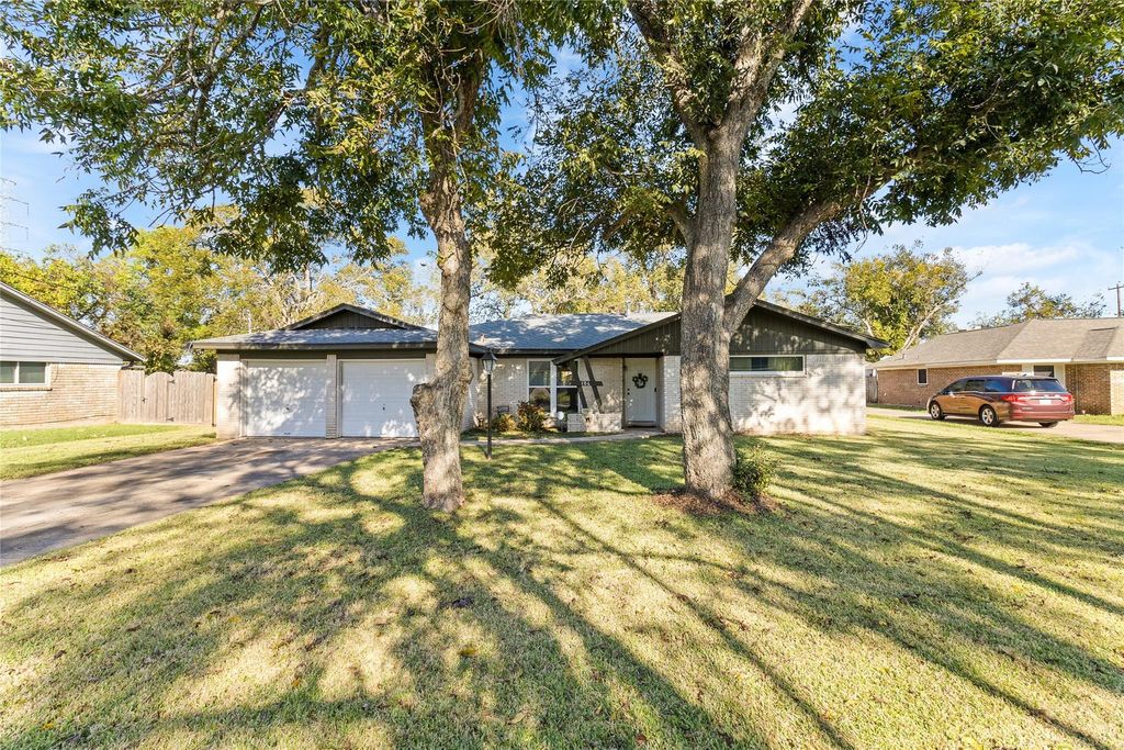 Photo of 106 Southern Oaks Drive, Lake Jackson, TX 77566 (MLS # 32670334)