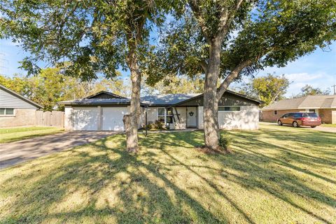 Photo of 106 Southern Oaks Drive, Lake Jackson, TX 77566 (MLS # 32670334)