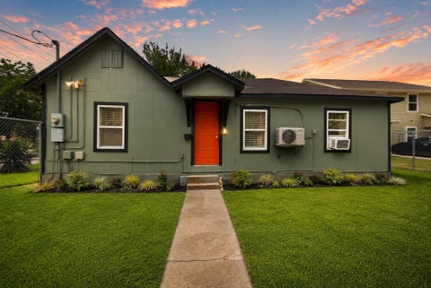 Photo of 513 Avenue I, Conroe, TX 77301 (MLS # 69710151)