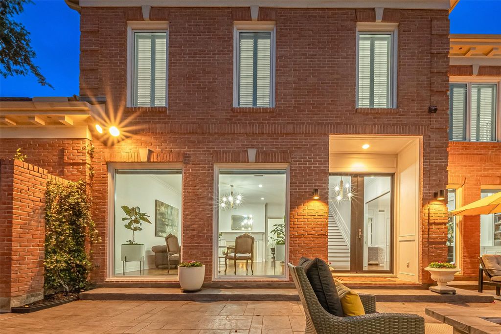 Photo of 983 S Post Oak Lane, Houston, TX 77056 (MLS # 69654367)