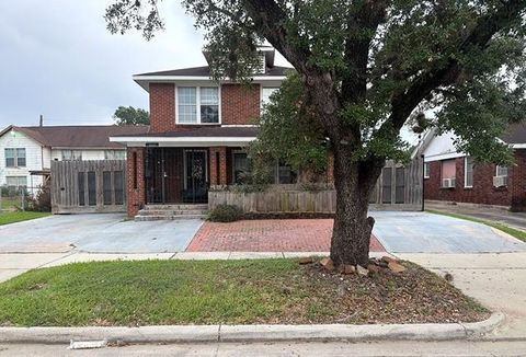 Photo of 2421 Wilshire Street, Houston, TX 77023 (MLS # 50940808)