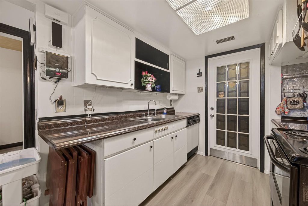 Photo of 4023 Knottynold Lane, Houston, TX 77053 (MLS # 2477365)