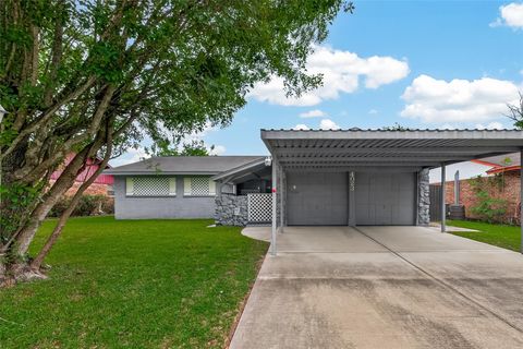 Photo of 4023 Knottynold Lane, Houston, TX 77053 (MLS # 2477365)