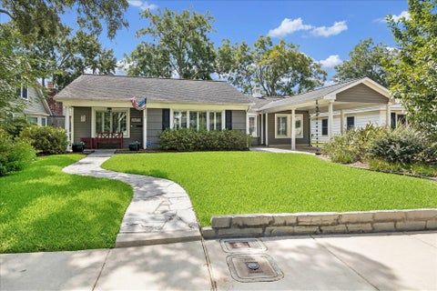 Photo of 1611 Gardenia Drive, Houston, TX 77018 (MLS # 62198936)