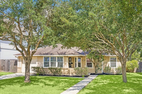 Photo of 140 Pamellia Drive, Bellaire, TX 77401 (MLS # 27833063)