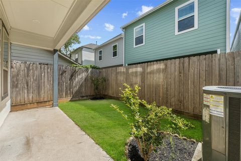 Tiny photo for 2107 Crockett Street, Houston, TX 77007 (MLS # 85485402)