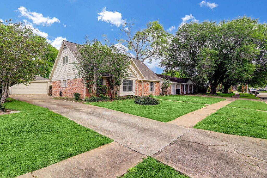 Photo of 12346 Huntington Venture Drive, Houston, TX 77099 (MLS # 34349788)