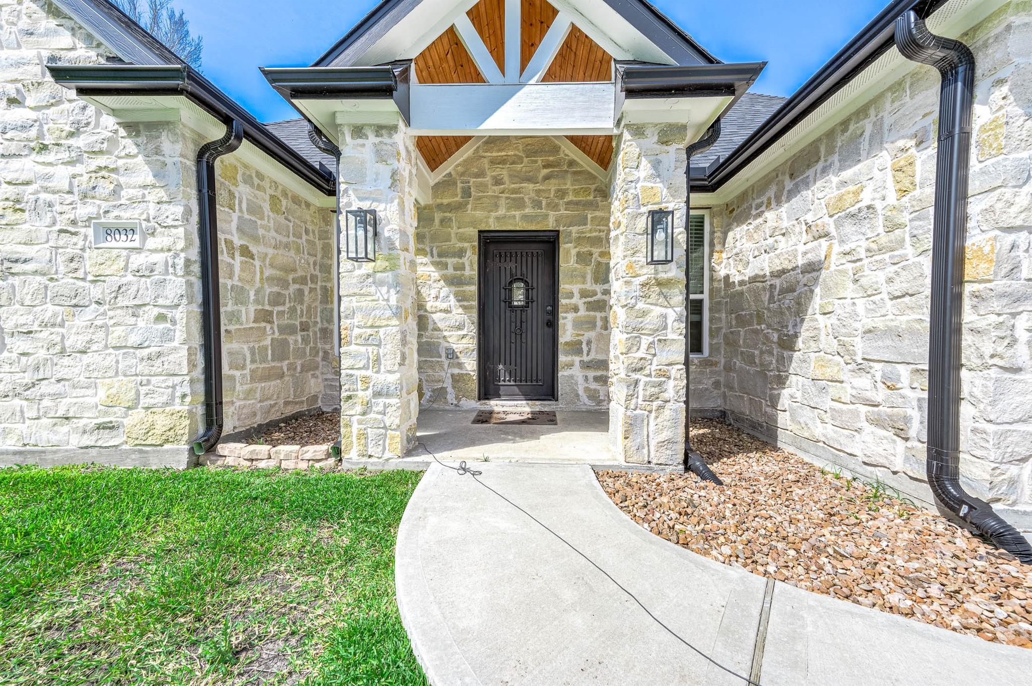 8032 Short Rd Road