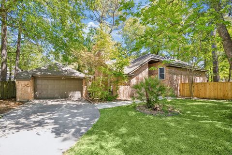 Photo of 11 Cedar Chase Place, The Woodlands, TX 77381 (MLS # 90418062)