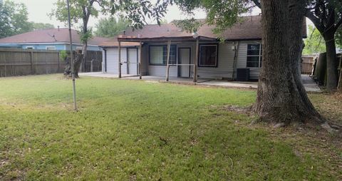 Tiny photo for 209 Lamar Drive, Pasadena, TX 77502 (MLS # 13015145)