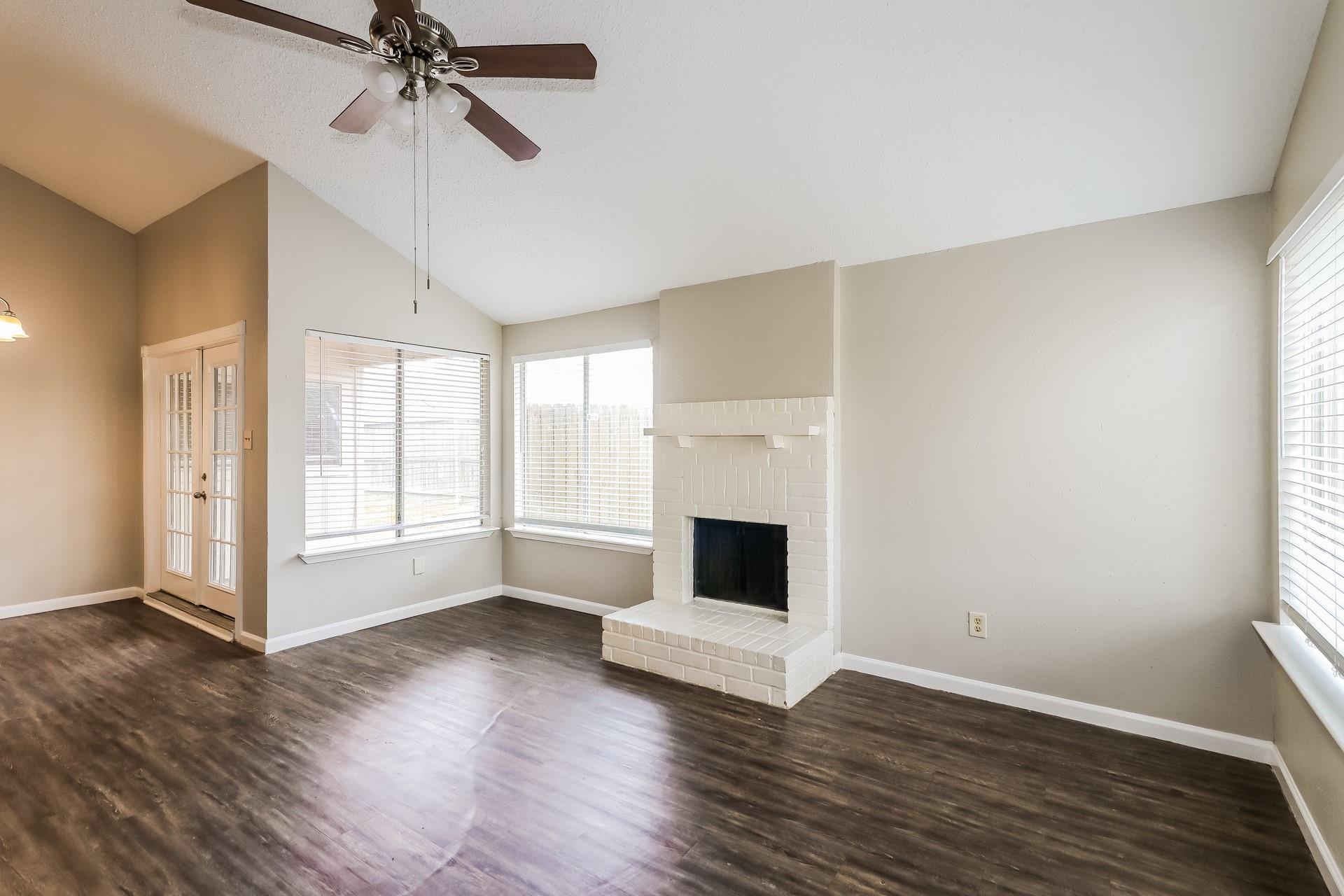 10810 Lakewood Oaks Drive