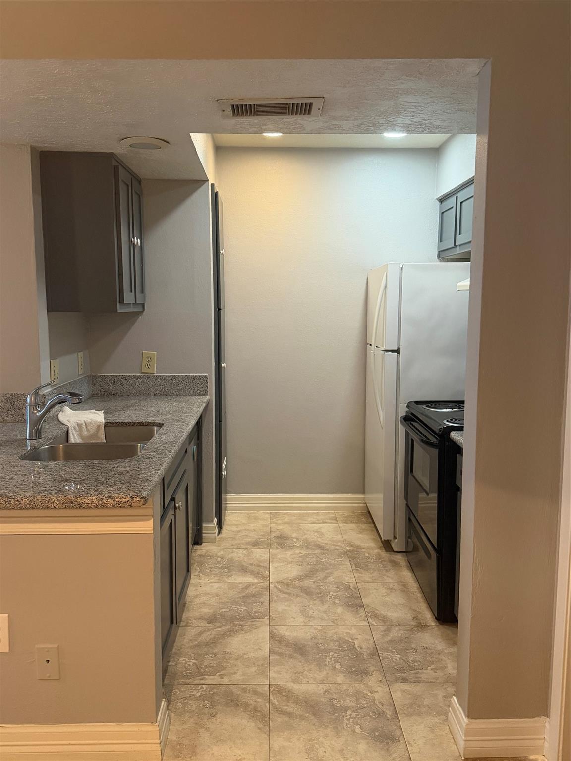 3919 Fairmont Parkway 205