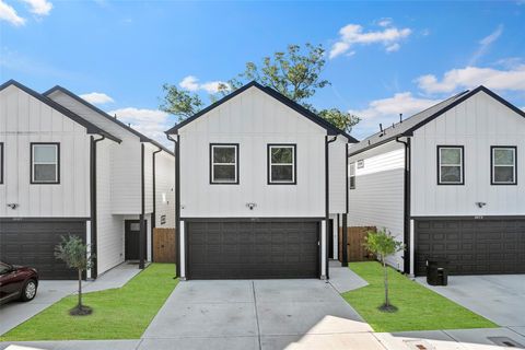 Photo of 1071 Saint Clair Street, Houston, TX 77088 (MLS # 10662401)