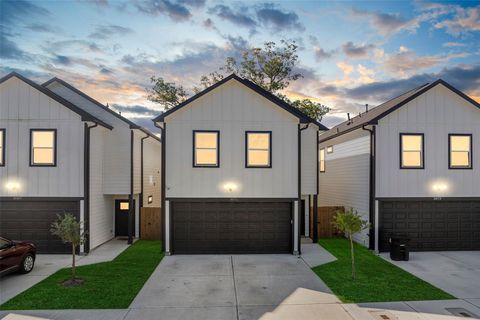 Photo of 1071 Saint Clair Street, Houston, TX 77088 (MLS # 10662401)