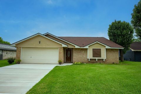 Photo of 103 Sunflower Street, Lake Jackson, TX 77566 (MLS # 12549098)